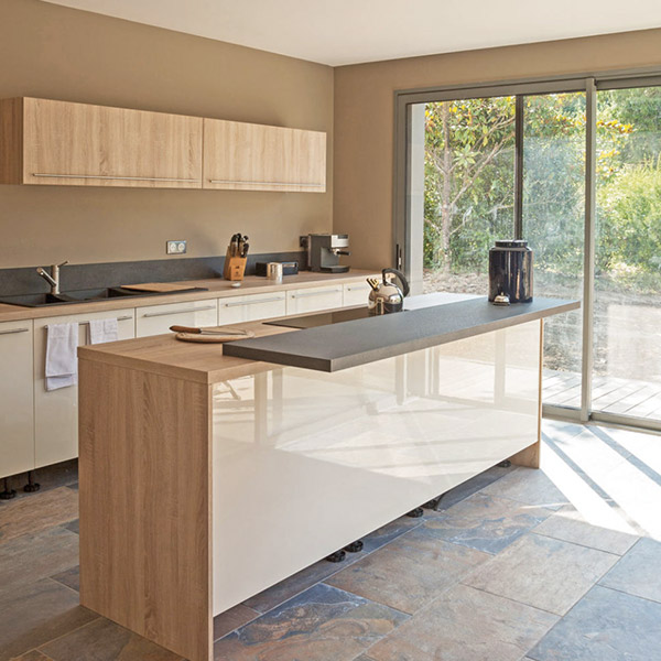 cuisine moderne en bois dans maison bois zen en île-de-France