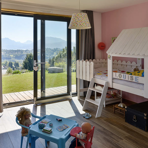 chambre des enfants au parquet dans maison bois avec piscine