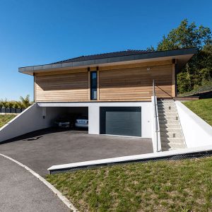 approche d'une maison en bois sur la coline d'Argonay