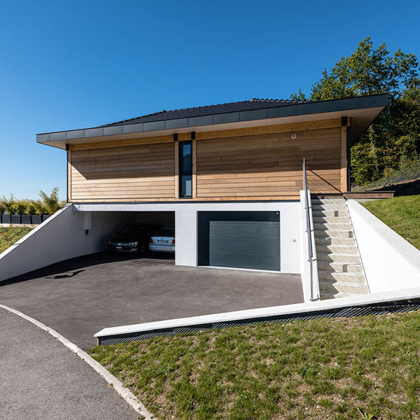 approche d'une maison en bois sur la coline d'Argonay