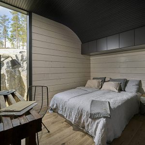 chambre des parents en bois dans maison bois