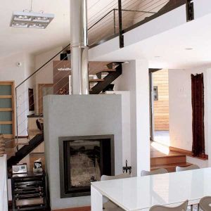 salon confortable avec cheminée et escaliers en bois