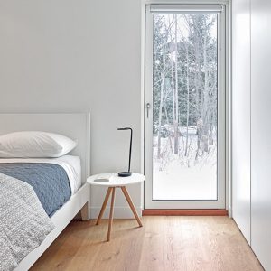 chambre des parents avec parquet dans une maison confortable au Canada