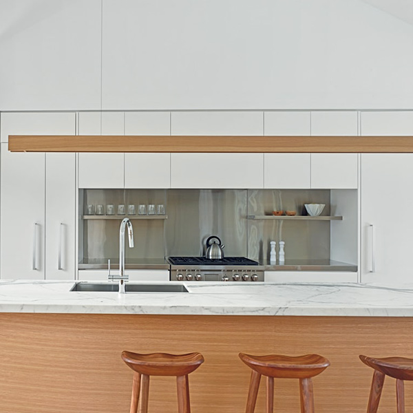cuisine ouverte en bois conçu par Atelier Kastelic Buffey