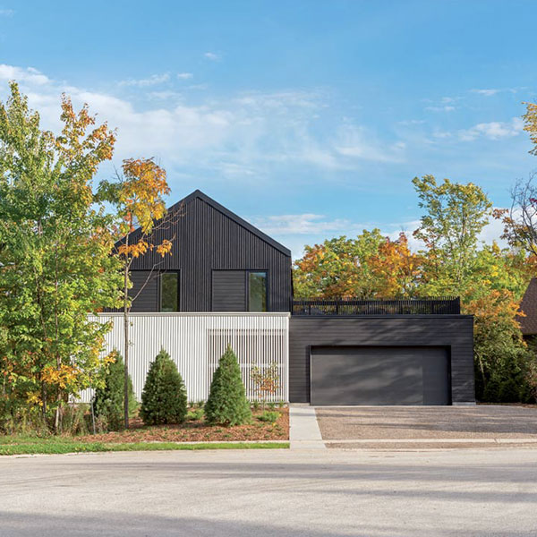 chalet en bois avec jardin et garage au Canada designed par Atelier Kastelic Buffey