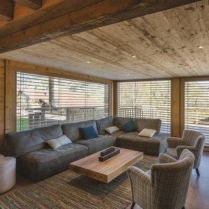 séjour bois confortable au parquet dans un chalet bois familial au Vosges