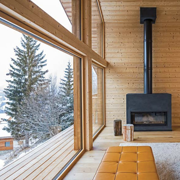 séjour design et atypique et cheminée en Haute-Savoie