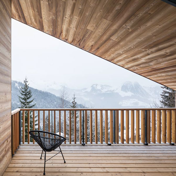 terrasse bois d'une maison bois dans les montagnes