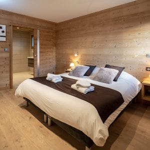 Une chambre parentale tout en bois, dans un chalet familial © Thomas Devard