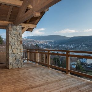 De la terrasse en bois, on dispose d'une vue magnifique sur le lac de Gérardmer