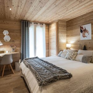 chambre des parents confortable et traditionnelle dans un chalet en bois à la montagne