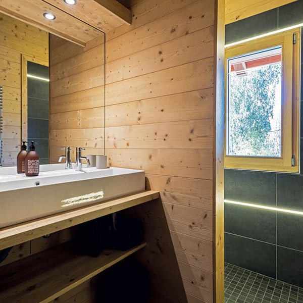 salle de bains d'une maison dans les montagnes