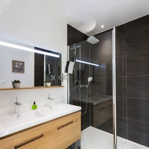 salle de bains dans maison bois à Havange