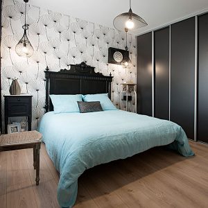 chambre des parents au parquet dans maison bois à Larmor-Plage