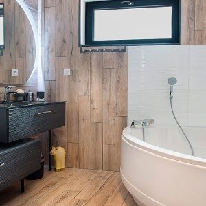 salle de bains en bois d'une maison bois