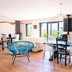 séjour au parquet dans maison bois au Bretagne