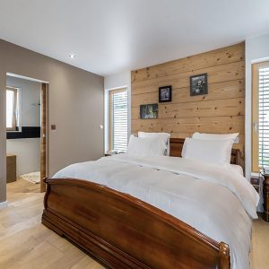 chambre des parents en bois dans maison à Anjou