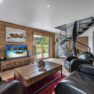 séjour avec parquet et escaliers dans maison bois avec Hotpot