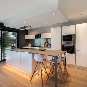 cuisine ouverte blanche dans maison bois au Bassin d'Arcachon
