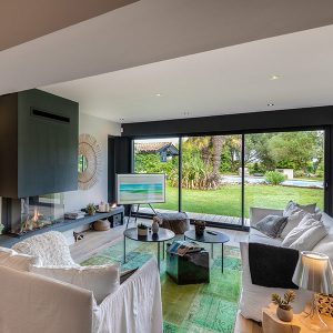 salon avec cheminée dans maison bois à Arès