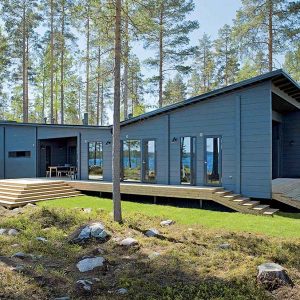 Maison bois avec terrasse en bois en Finlande