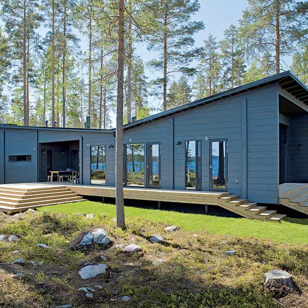 Maison bois avec terrasse en bois en Finlande