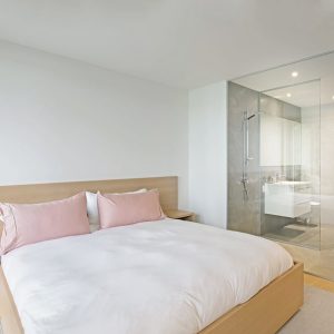 chambre des parents en bois dans maison bois au bord du lac Memphrémagog