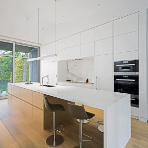 cuisine ouverte au parquet d'une maison bois familial