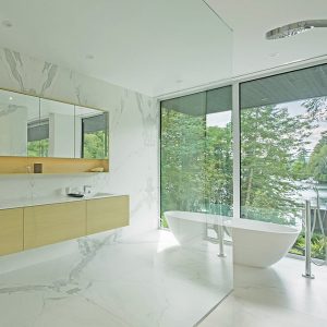 salle de bains en marbre dans maison bois au Canada
