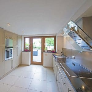 cuisine moderne avec escaliers dans maison bois