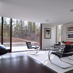 séjour avec grande fenêtre d'une maison bois au Michigan
