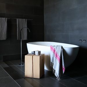 salle de bains moderne avec baignoire dans maison moderne à Vancouver
