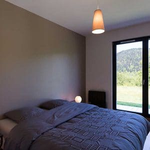 chambre des parents dans bâtiment en bois