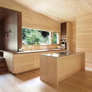 cuisine ouverte en bois dans maison bois d'une forme luge