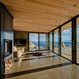 séjour avec cheminée dans maison moderne