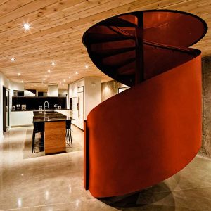 escalier en colimaçon moderne dans maison bois au Canada