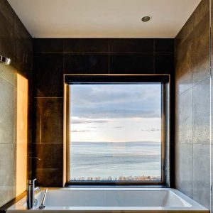 Salle de bain avec baignoire dans maison bois près du Québec