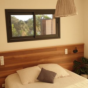 chambre des parents en bois dans maison bois sur l'île Corse