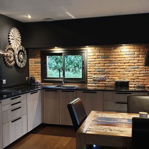 cuisine ouverte en bois dans maison bois et noire