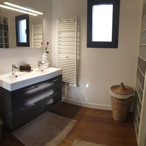 salle de bains avec parquet dans maison bois moderne au Corse