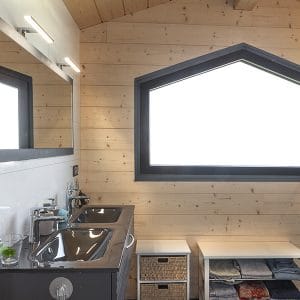 salle de bains en bois dans maison bois