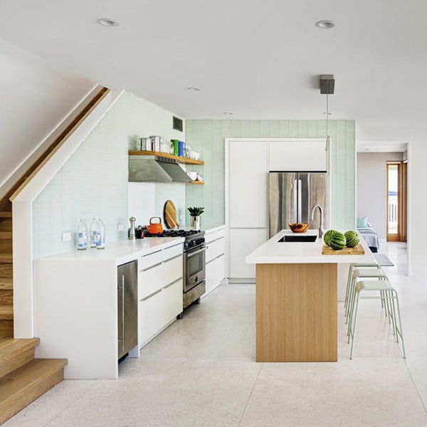 cuisine avec sol en marbre d'une maison bois conçu par BFDO Architect