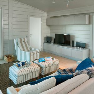 séjour avec parquet dans maison bois au Finlande