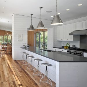cuisine ouverte blanche dans maison bois moderne aux États-Unis