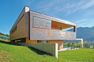 maison bois sur la colline au Liechtenstein