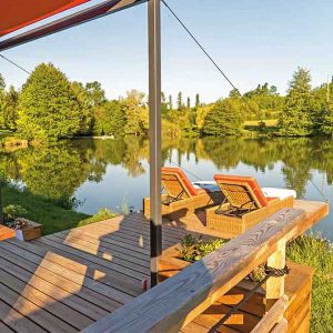 maison bois au bord du lac