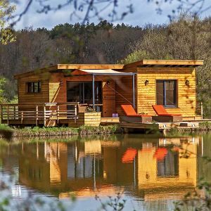 cabane en bois au bord d’un lac