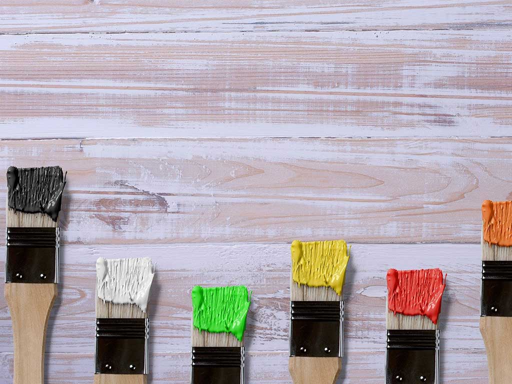 Pour entretenir son bardage bois, plusieurs produits existent © Pixabay