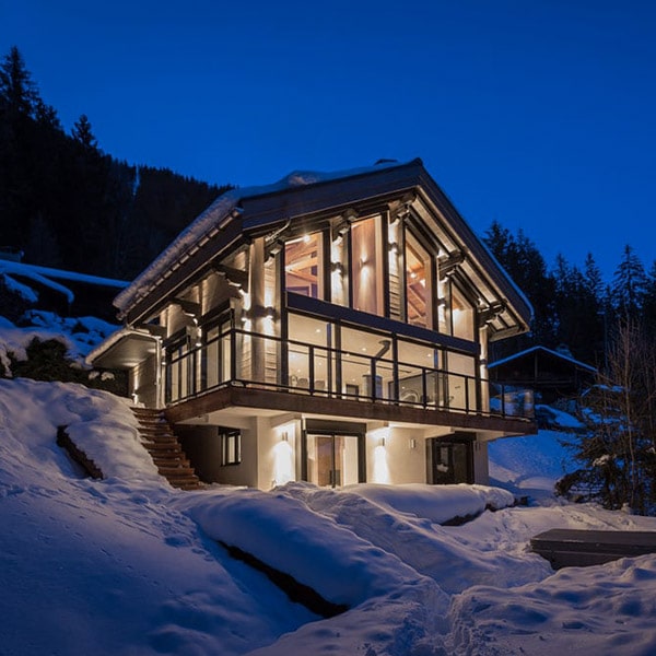maison bois dans la neige