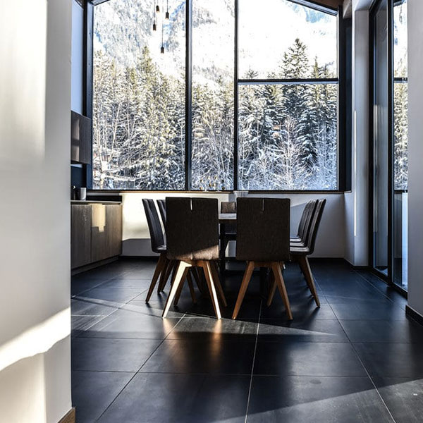 cuisine ouverte avec salon confortable dans chalet bois familial